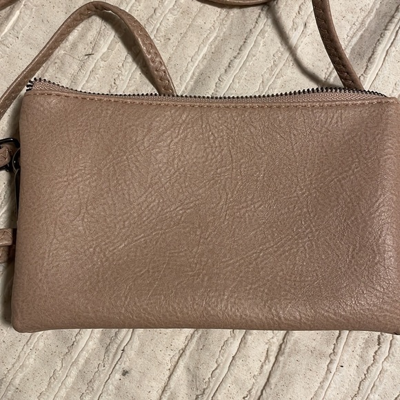 Riley Crossbody by Jen & Co  - Vegan Leather, Eco-Friendly Handbag - Picture 2 of 12